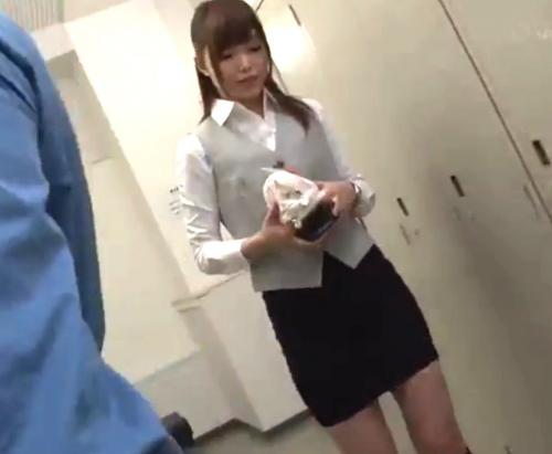 碧しの｜スーツOL×イラマ強姦｜更衣室に侵入してきた男に襲われ、まんこにイラマ汁を塗りたくり、ハードピストンされる美女