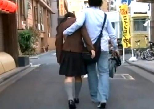 ひよこ少女×媚薬投与｜ドラッグ効果でメロメロの娘をラブホに連れ込み、犯しまくる鬼畜男。潮吹きアクメ