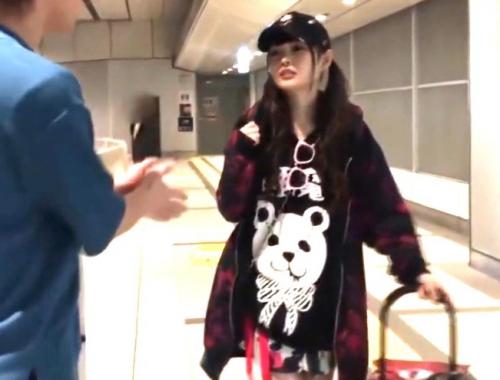 跡美しゅり｜ミニマム系少女がバスターミナルで男に口説かれてラブホでハメ犯される