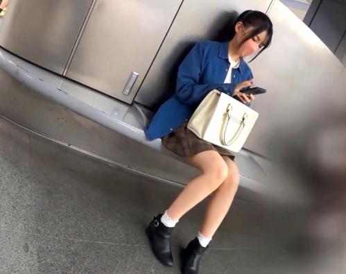 アウロリ少女×電車痴漢×逆さ盗撮｜素人娘が、車内で肉チンポをぶち込まれ種付けされて・・・
