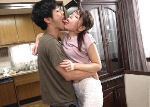 深山由梨｜ベロキス×熟女ママ｜夫婦の営みを覗いた息子が興奮してママを・・・