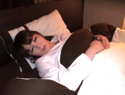 母親×夜這い｜眠るママの布団の中に潜り込んで肉チンポを挿入、スローピストンで近親強姦する鬼畜息子