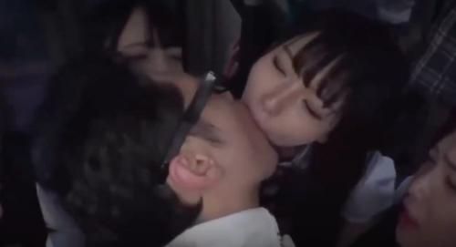 【素人逆痴漢】美少女JKたちと満員バスで7P以上ハーレムエロ動画