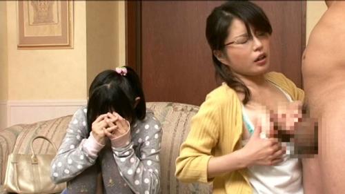 【手コキ×部屋】ひとつひとつの吐息が快楽を駆り立てるほどに..卑猥BODYな母娘さんとの性教育性交!!
