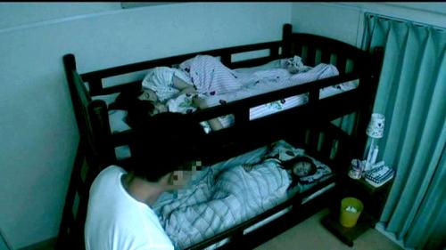 【夜這い×２段ベッド】２段ベッドで眠る美人三姉妹に夜這いをかける中年男！下段でセックスするするを上段で起きた姉が目撃！
