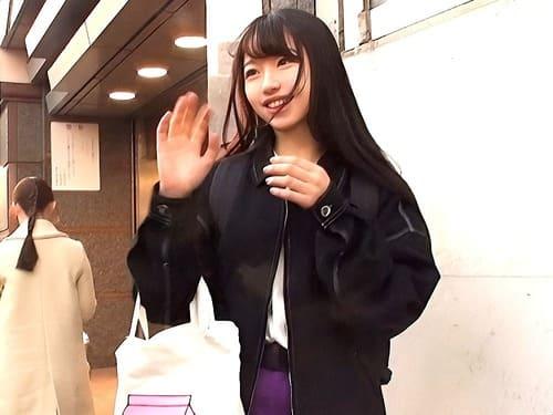 【素人ナンパ】遊園地バイトのサラサラヘアーで童顔の22歳大学生。割れ目弄って手マン責め絶頂、フェラ、手コキ、ハメ初撮り。