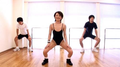 女インストラクターが男を誘惑絡み合う。チンポをおしゃぶりもてあそび勃起MAX！挿入され絶頂アクメ♡