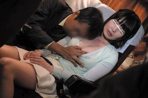 夜行バスで隣に座った女の子が可愛くて巨乳♡おっぱい揉みしだいてまんこを舐めたらチンポ挿入までイケてしまった！