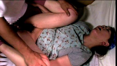 トラックの荷台でバレないように人妻とエッチしちゃう！寝取って熱々の激しいセックスする！
