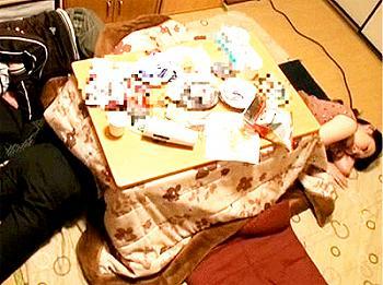 【イタズラ×エロ動画】宅飲みで泥酔して眠る女にコタツ内で美尻にいたずら感じちゃって起こるどころか濃密スーパー痴女ファック