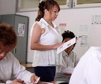 【フェラ×淫語】引き寄せられるように、勃起を誘う色気溢れるオッパイは、絶妙な距離感で誘い、快感へと向かってしまう美人先生