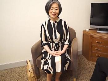 【五十路×オナニー】ふいに近づかれて、おっとりで手つきがカワイイ53才美大人の女性奥さんが訳アリAV面接！もう戻れなかった