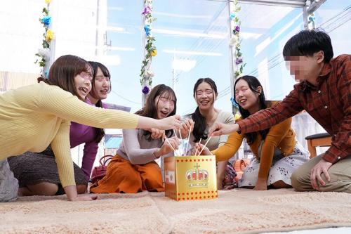 欲求不満人妻5人と童貞男子が王様ゲームに挑戦！みんながやさしく見守ってくれる中で無事童貞卒業！