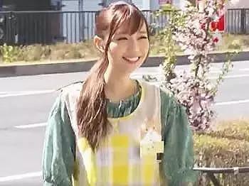 【保育士ナンパ企画】『え～…生ですか？…イイですょ…』マジックミラー号でイキ潮お漏らし保育所お姉さん生ハメ⇒中だし絶頂！