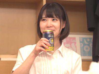 『終電ないなら…ウチ来ます？』残業で帰宅難民な上司が部下女子社員の自宅へ⁉部下のノーブラおっぱい誘惑に…【エロドラマ