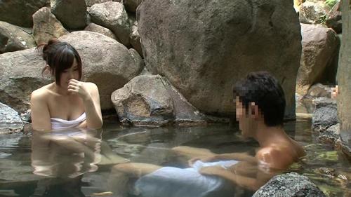 巨乳なきれいな奥さまが夫の願いで混浴に行って他の男とのセックスをして昇天することになる!
