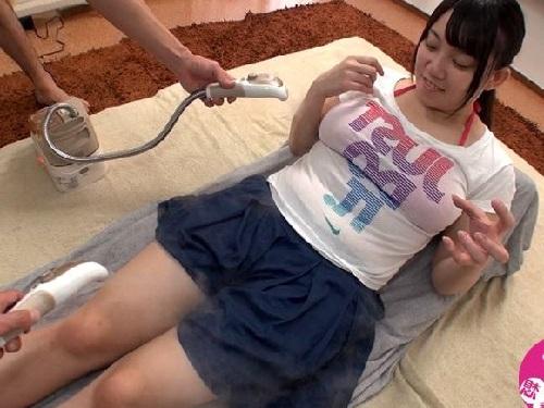 笑顔がかわいいポッチャリ体系の女の子!!! 10代のオマ○コに電マあてられ爆乳揺らして大悶えwww