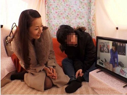 《熟女 おばさん》美熟女が童貞君とAV鑑賞!!! 素股で童貞君をイジり始めるエロおば様www