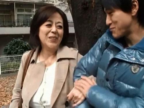 《熟女 おばさん》「いつでも帰っておいで!!」☆都会で暮らす息子をおデブなカラダで勃ち治らせる変態ママwww