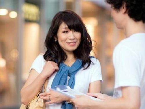《人妻ナンパ》拒否しながらも本音は抱かれたい☆☆封印されていた性欲が若い肉棒で復活www