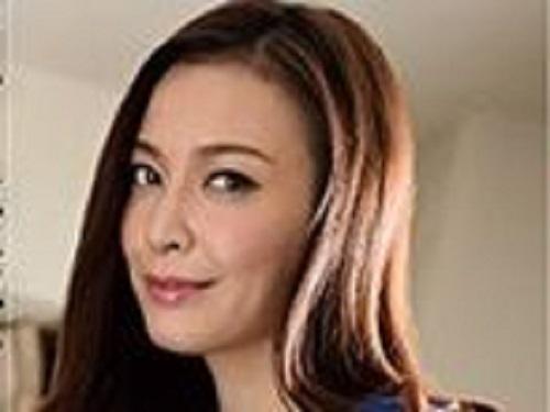 美人秘書はとんでもエロ痴女!!! 社員に美脚を見せつけチンポの味くらべwww
