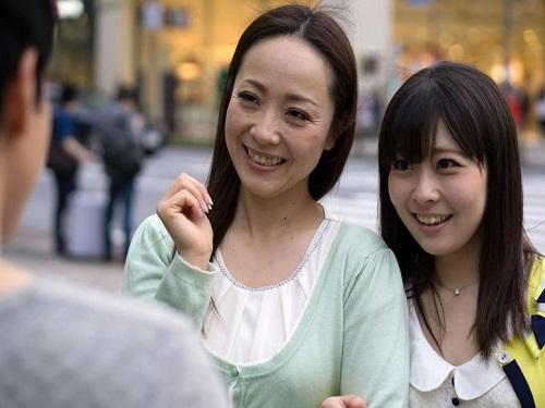 《人妻ナンパ》親子でナンパされる尻軽母娘!!! ２人揃って気持ちよく中に出されるwww