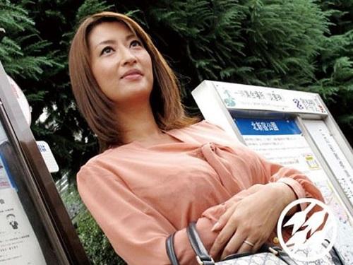《熟女 おばさん》何不自由なく暮らす美人マダム☆不倫旅行で自慢の爆乳披露してデカチンハメられヨガリまくりwww