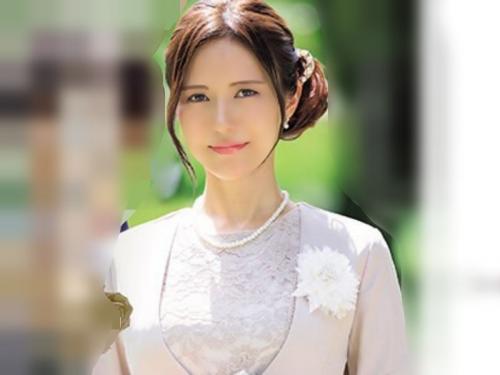 ［中出し筆おろし/義理お母さん］ぃぃぉママ孕ませて。ウブ家族の卒業祝いに色白ママが羽交い絞めで種付けさせるぜwwwwwww