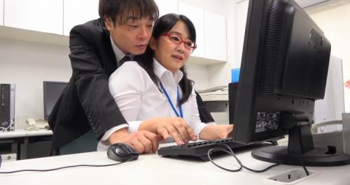 巨乳熟女が若い男のフェロモンに理性崩壊チンポしゃぶりつく