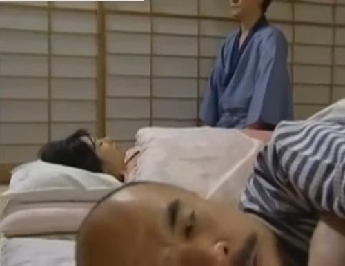 バレてるって！旦那に気付かれてる熟女がデカチン男に寝取られる