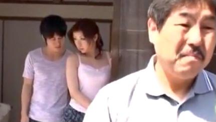【加藤ツバキ】ごくありふれた３人家族のお母さんと息子は、お父さんにバレ無いように、エッチをしてる