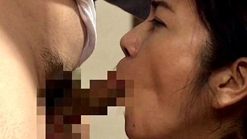 【真弓あずさ】母さんも濡れてるんだろ？引きこもりの可愛い息子にせがまれ、ダッチワイフになった母親