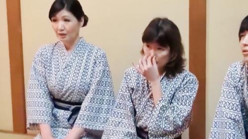 【筆おろし】そんなことダメよ…温泉旅館にきていた叔母と母と甥の3人にエッチな企画で童貞チンポ挿入
