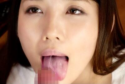 【碓氷れん】息子とセックスしまくってるお母さんは、邪魔な父親にバレないようにお口で咥えてしゃぶる