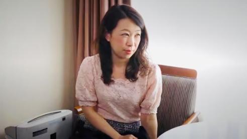 【母子相姦】母さんを興奮させてどうするの？マザコン息子にホテルで押し倒されオマンコ舐められた母親