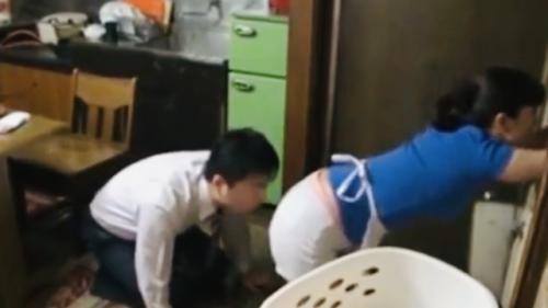 【熟女】もう、しょうがないわねぇ〜掃除してるエッチなお尻の嫁の母に興奮して、触って舐めて生性交