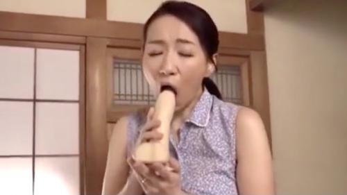 【よしい美希】同居する娘夫婦のセックスを見て発情してディルドオナニーを一人でしてたスケベな嫁の母