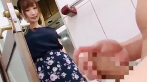 【水谷心音】ビンビンなの見てたら…一ヶ月間の禁欲で溜まった精子を射精したい娘婿を横取る嫁の母