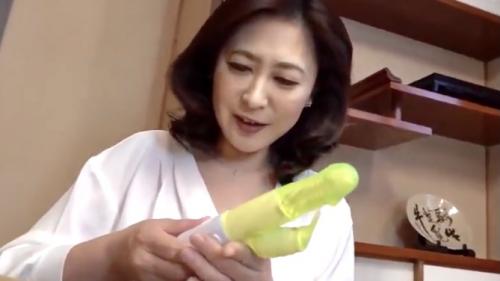 【天野るみ】初めて見たわ、やらしい形…バイブの振動に夢中で息子が帰宅したことに気づかず見られた母