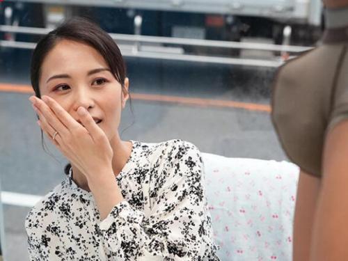 ＜人妻ナンパ＞マジックミラー号に清楚な奥様をご招待！目の前に勃起して盛り上がった下着を見せつけたら…