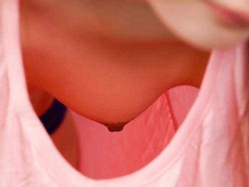兄嫁さんエロすぎっ！乳首見えちゃってますよ…