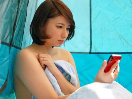 ＜中出しセックス＞町内キャンプで人妻が寝取られた…テントの中で行われた他人棒しゃぶりフェラ