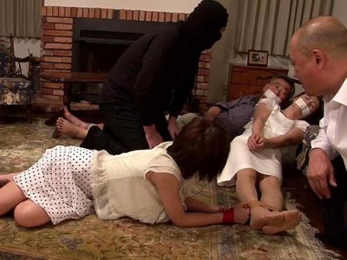 親の目の前で犯されて感じるガチレイプ…女子大生が無理矢理犯された凌辱強姦映像