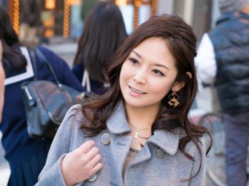 セレブ人妻に中出しセックス！美熟女四十路奥様に他人棒を加えさせて不貞行為