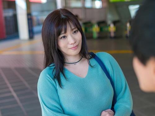 ＜人妻ナンパ＞美人おばさんを捕まえて濃厚ベロチュー！熟女のおまんこに背徳チンポ挿入で歳の差エッチ／／