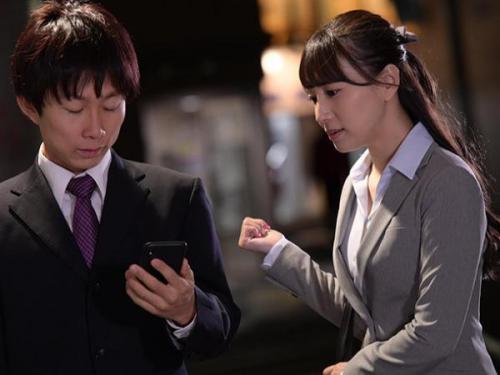 ＜自宅訪問＞先輩社員のおうちにお邪魔した彼女持ちの僕は…いつもとは違う先輩の姿にムラムラしてしまい