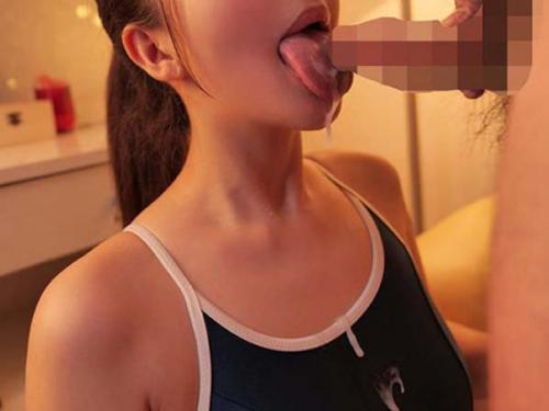 スクール水着を着た女子校生がチンポを舐めてザーメンしゃぶりとる！？