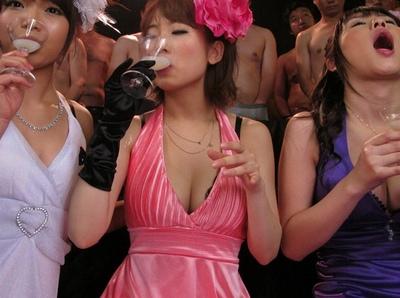 「もっと飲ましてぇ♡」ザーメン大好きアイドルたちがレズりながら全ごっくん！