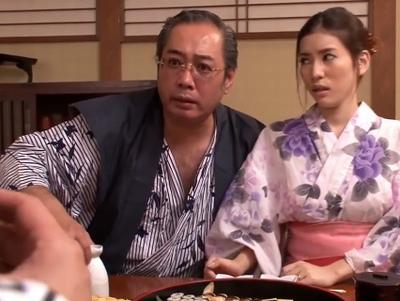 妻も一緒の社員旅行で無理やり飲まされた夫…その間にクソ上司たちに寝取られパコ！