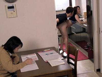 すぐ近くに家族がいるのに母親にパコパコしまくるマザコン息子！